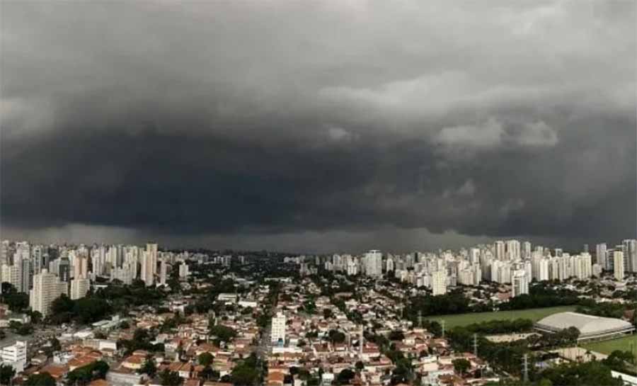 Em dois dias, choveu mais da metade para o mês em SP