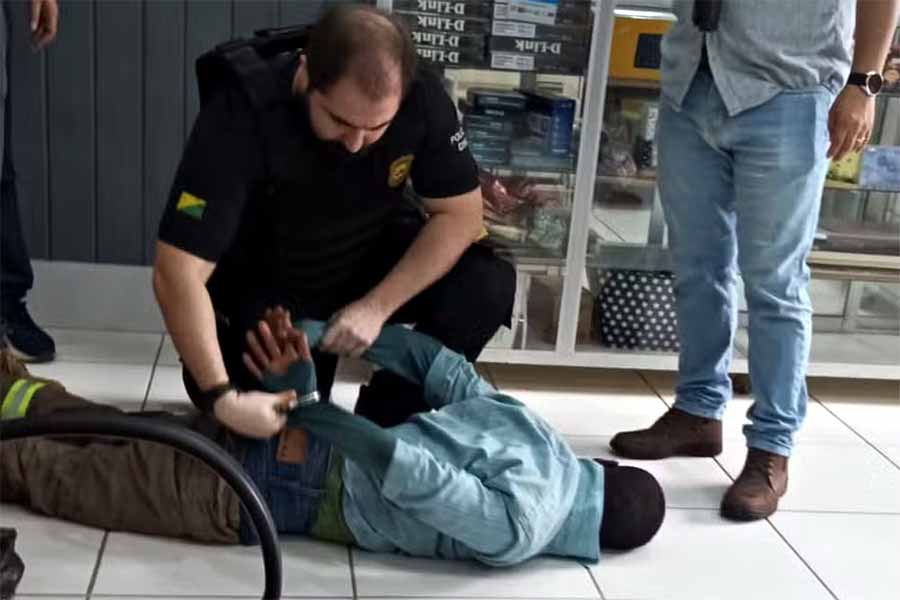 Homem tenta assaltar lotérica com marreta e acaba preso pela polícia com R$ 14 mil dentro da calça no Acre