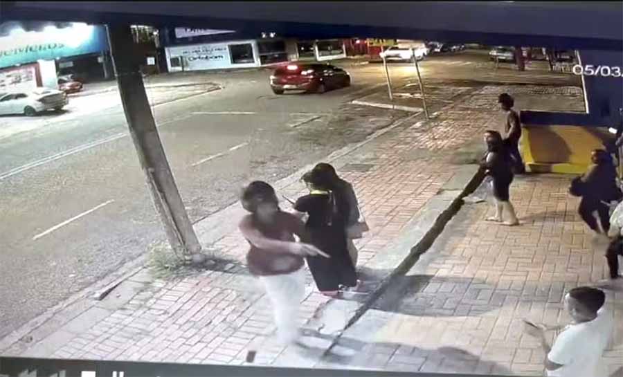 Jovem tem celular e cordão roubados durante assalto em frente de autoescola de Rio Branco