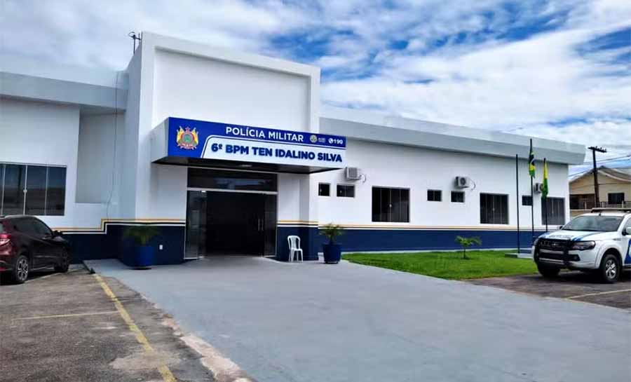 Homem quebra veículos, faz mulher refém com facão e acaba morto pela polícia no interior do Acre