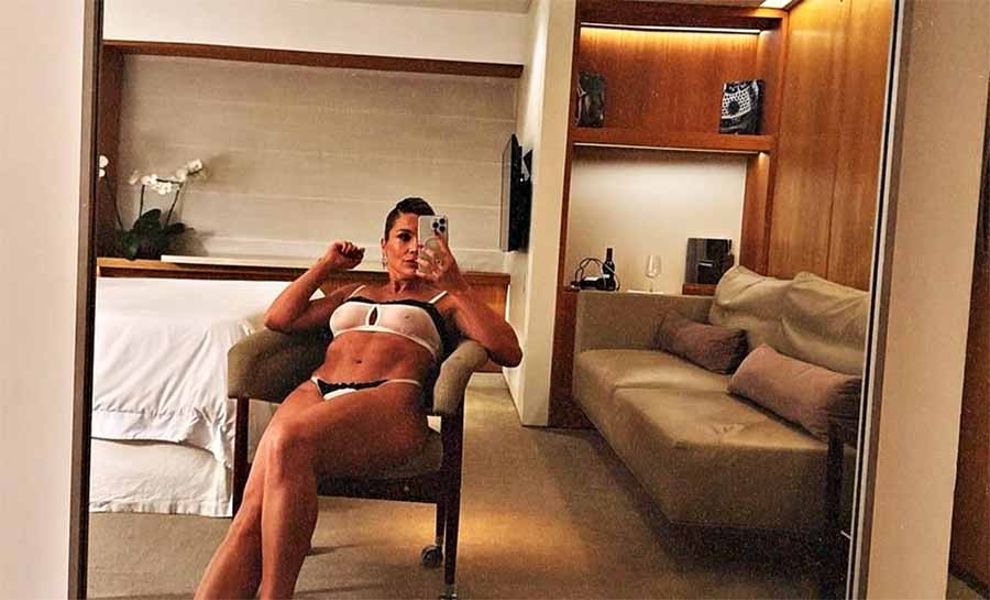 Flávia Alessandra posta fotos de lingerie