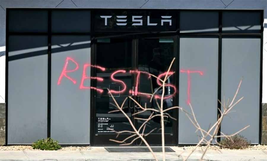 Procuradora-geral dos EUA classifica vandalismo contra Tesla como ‘terrorismo interno’