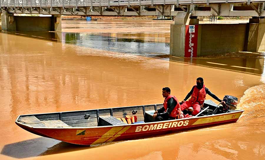 Corpo de Bombeiros intensifica buscas por jovem desaparecido no Rio Acre