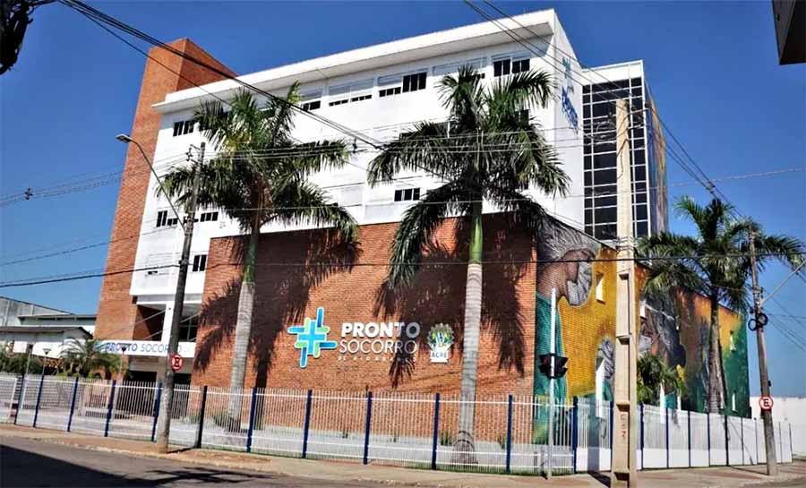 Em possível surto, mulher fere o marido com facão e depois tenta se ferir com garrafa no Acre