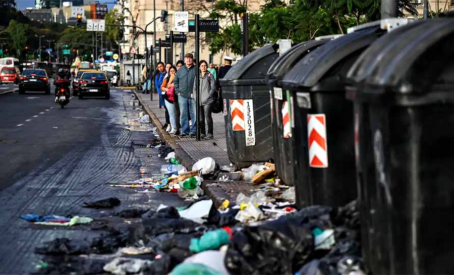 Argentina faz terceira greve geral contra ajuste fiscal de Milei