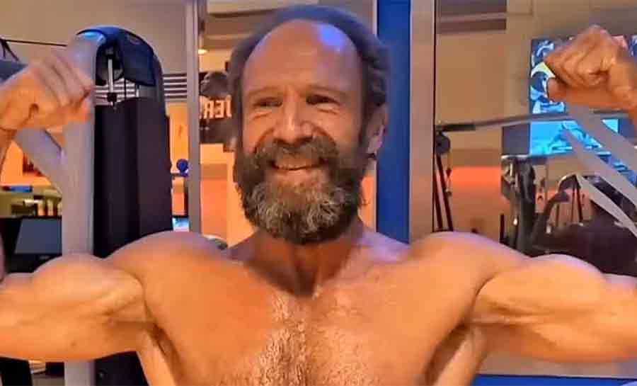 Ralph Fiennes, o Voldemort, exibe corpo sarado aos 62 anos; veja