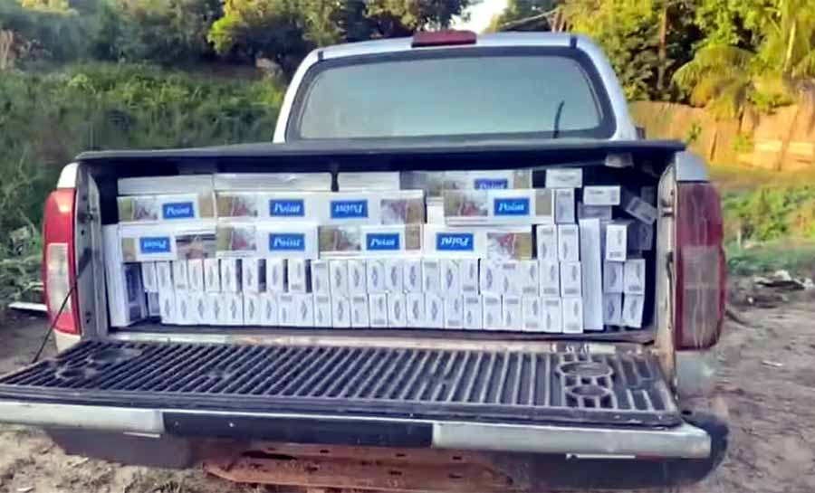 Para fugir da PRF, motorista pula em rio após abandonar veículo com quase 10 mil maços de cigarro contrabandeado