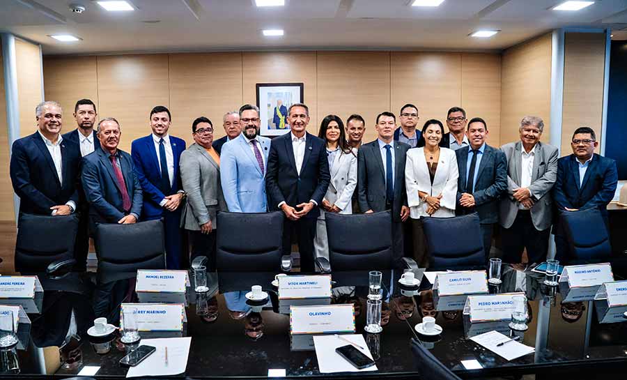 Senador Alan Rick reúne prefeitos e ministro para destravar projeto que pode transformar a gestão de resíduos no Acre