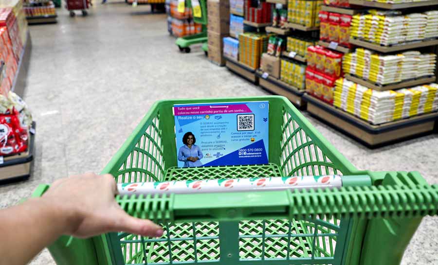 Cursos gratuitos do Sebrae chegam aos consumidores por meio de campanha em supermercados