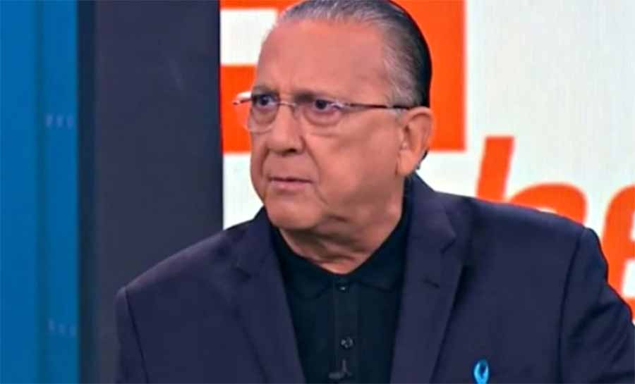 Galvão vê “crime” em camisa vermelha da Seleção: “Uma ofensa”