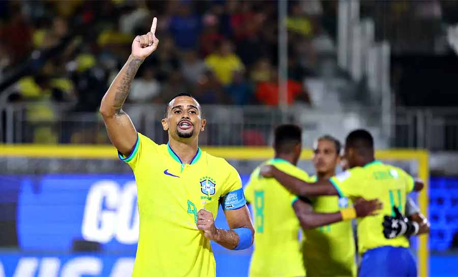 Brasil goleia Espanha e avança à semi do Mundial de futebol de areia