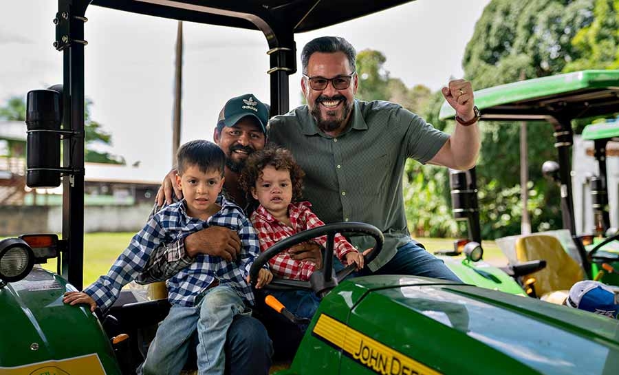 Senador Alan Rick contribui com a maior entrega de máquinas agrícolas já realizada no Acre