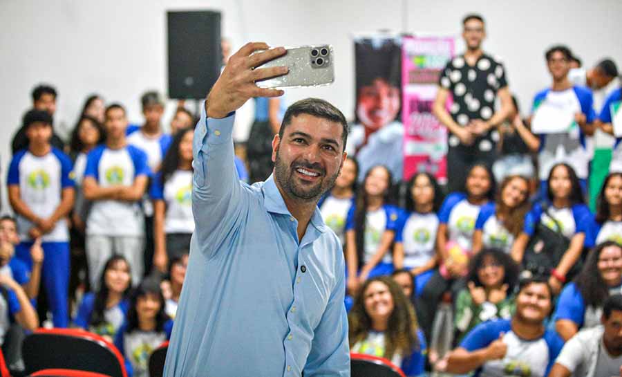 “Vamos continuar até a semana do ENEM”, afirma Nicolau ao entregar certificados para alunos do IELF