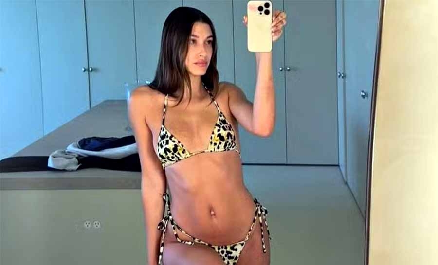 Hailey Bieber ganha elogios ao posar de biquíni de oncinha; veja