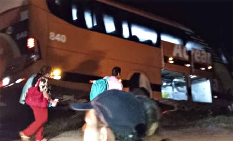 Ônibus sai de estrada no interior do Acre e quase cai em ribanceira: ‘Todo mundo apavorado’