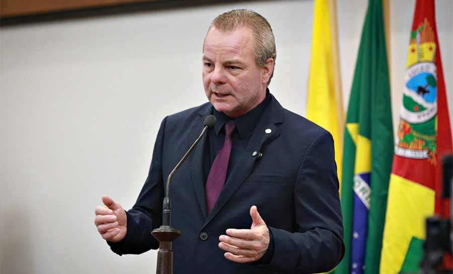 Pedro Longo cobra retomada das obras do hospital de Feijó e alerta para riscos na rastreabilidade do rebanho acreano