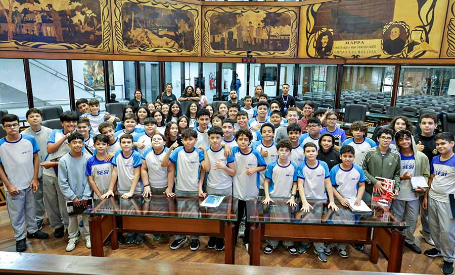 Estudantes vivenciam aula prática sobre política e história na Assembleia Legislativa