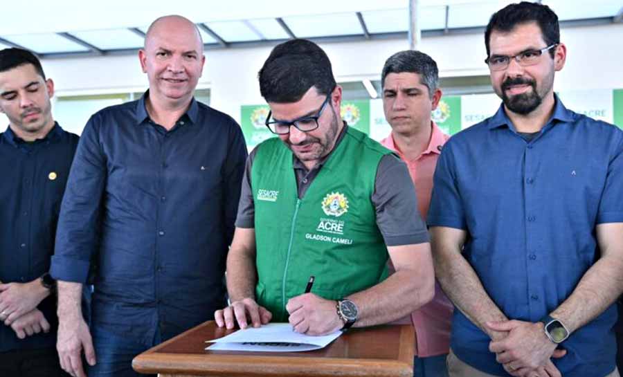 Em Sena Madureira, governador Gladson Camelí assina ordem de serviço para revitalização de quadra poliesportiva para atender comunidade
