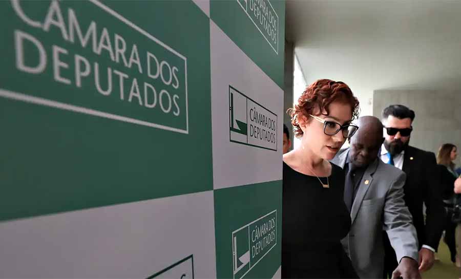 STF julga recurso de Carla Zambelli para anular condenação