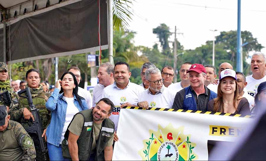 Tadeu Hassem destaca contraste no Acre e reforça pedido de socorro para a BR-364 em discurso em Cruzeiro do Sul