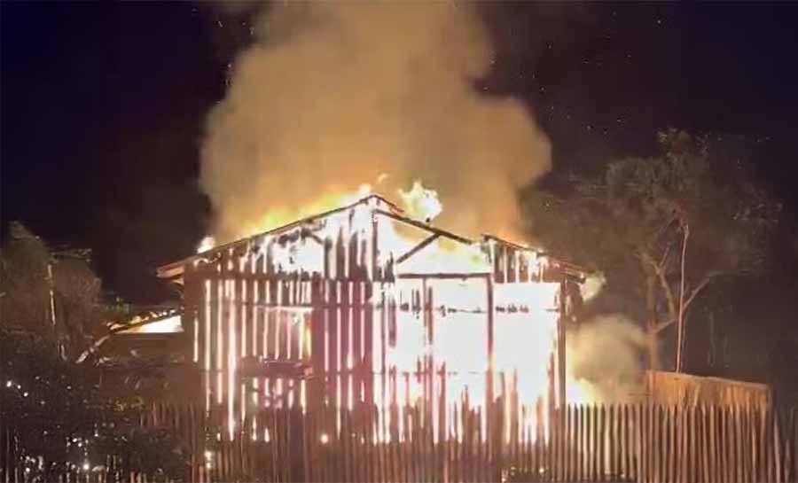 Mulher é suspeita de atear fogo na própria casa por ciúmes no interior do AC, diz Bombeiros