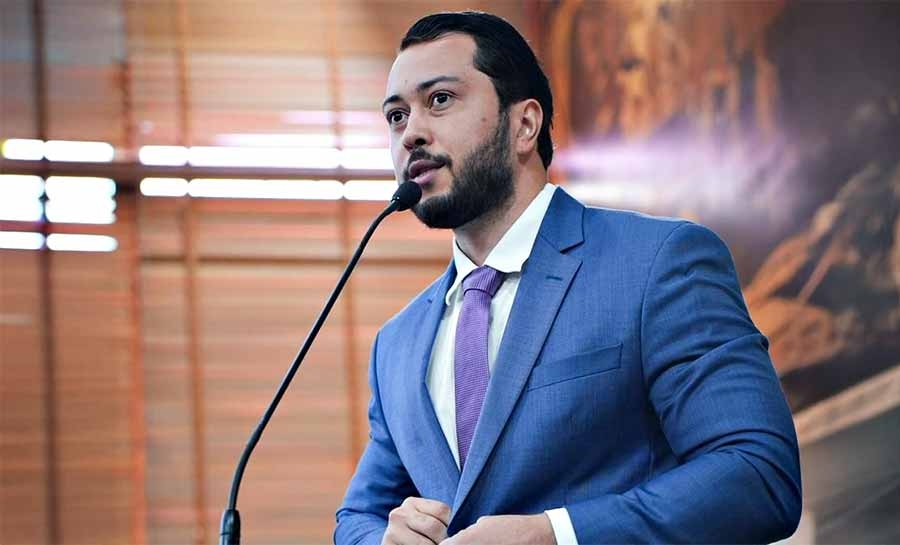 Com crianças estudando em curral, governo renova contrato de jatinho por R$ 8,5 milhões, denuncia Jarude