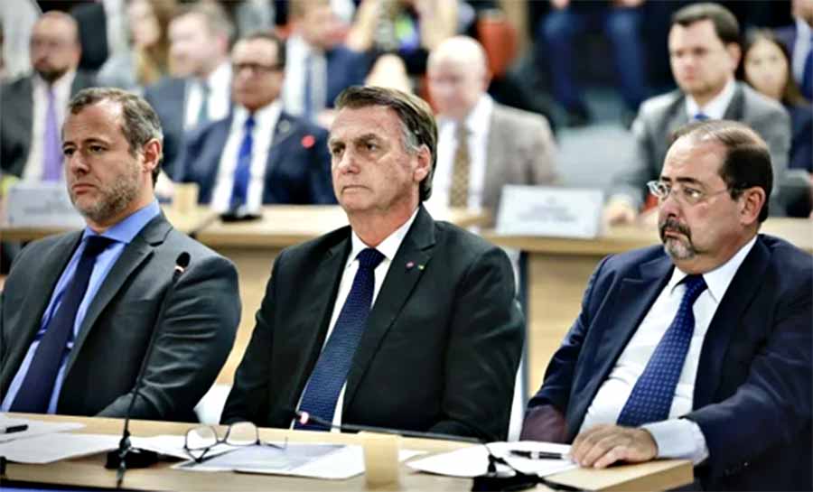 Bolsonaro minimiza atos golpistas e politiza julgamento