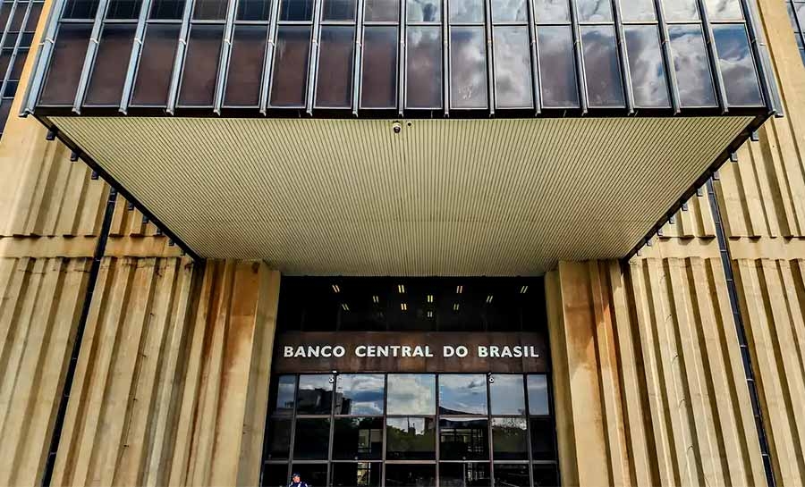 Relatório do BC prevê alta de 2,1% do PIB e queda da inflação em 2025