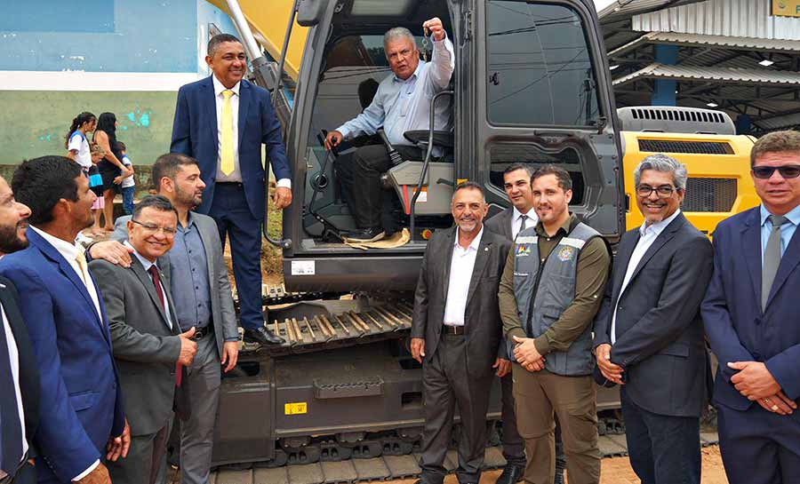 Petecão entrega mercado do produtor e escavadeira no aniversário de Porto Walter com R$ 820 mil em investimentos