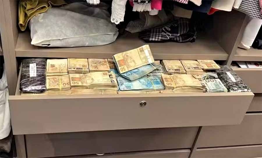 PF acha dinheiro escondido com ex-prefeito alvo de operação