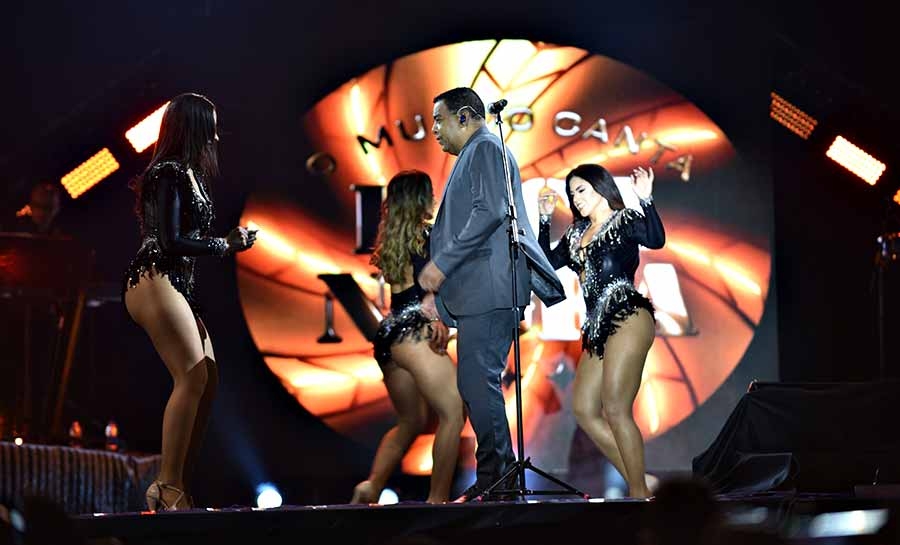 Raça Negra esquenta o público com sucessos na abertura da Expoacre Juruá