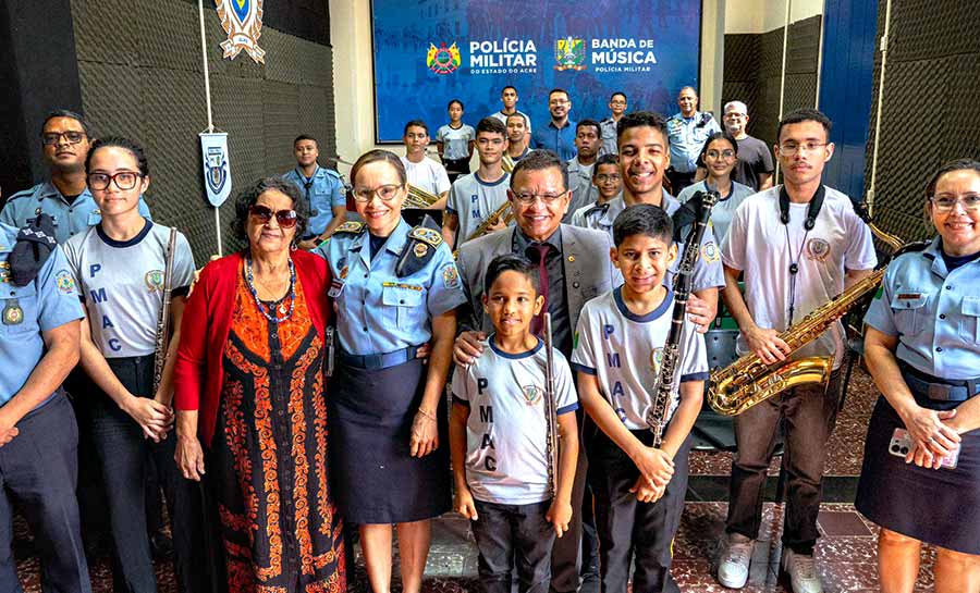 Gonzaga entrega mais de 2 mil fardamentos para a Guarda Mirim que vão beneficiar centenas de crianças na capital e Juruá