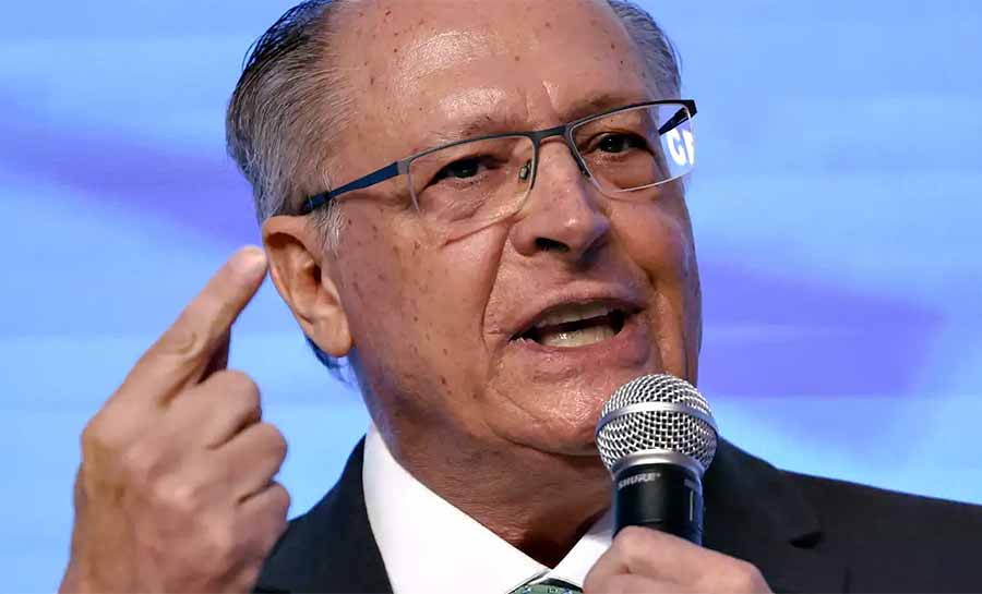 Brasil está conversando “com reserva” com Estados Unidos, diz Alckmin