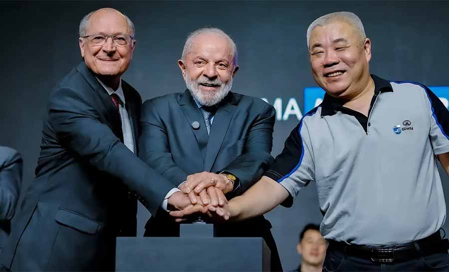 Em inauguração de montadora, Lula defende relação comercial com China