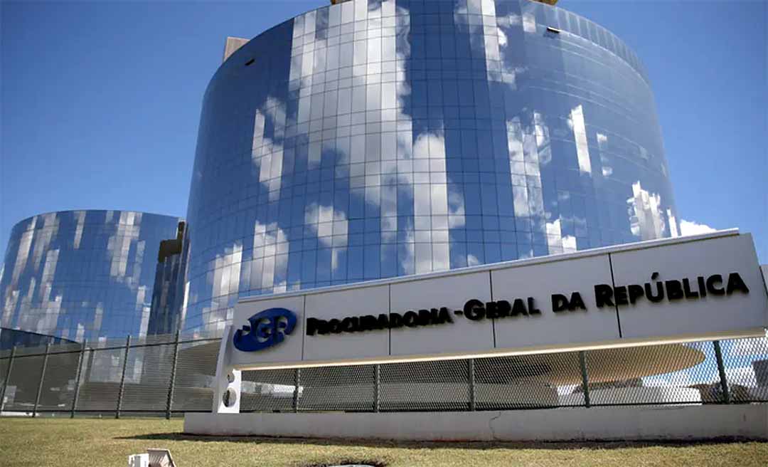 Moraes dá 48 horas para PGR opinar sobre explicações de Bolsonaro
