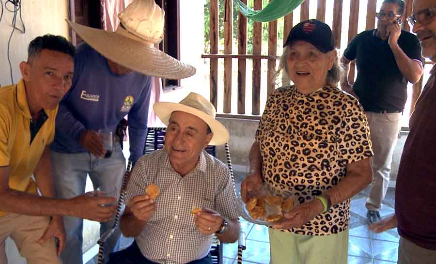 Prefeito Tião Bocalom visita obras de pavimentação no Belo Jardim e é recebido com café e bodó por moradores