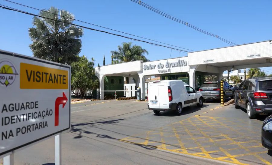 Moraes manda vistoriar carros e área externa da casa de Bolsonaro