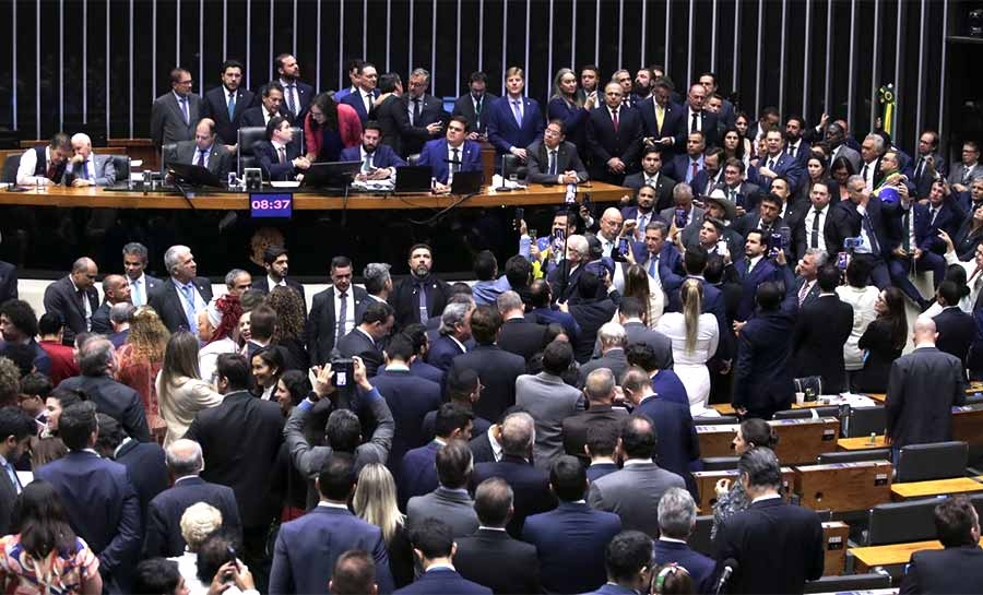 Câmara aprova urgência para projeto de anistia a golpistas