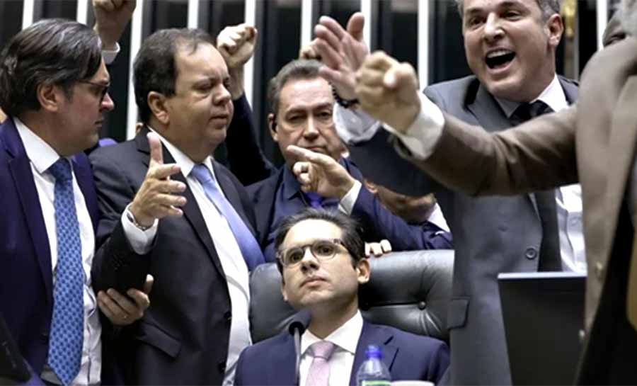 Políticos blindados contra o povo