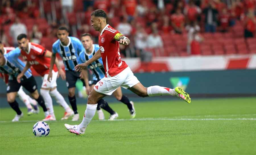 Grêmio supera jogo polêmico, bate Inter e afunda rival em crise