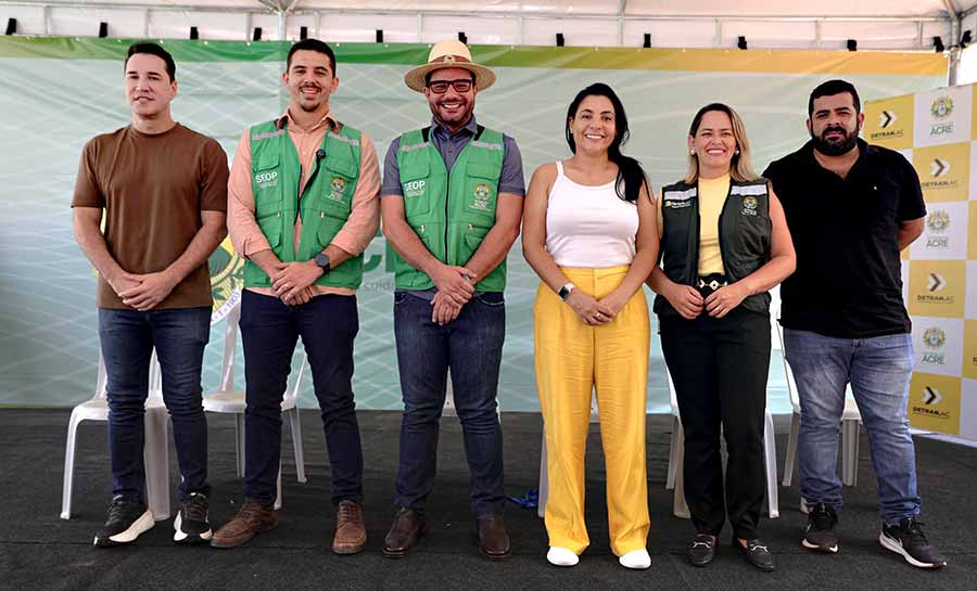 Governador Gladson Camelí reforça compromisso social ao entregar CNHs e capacetes a mototaxistas em Senador Guiomard