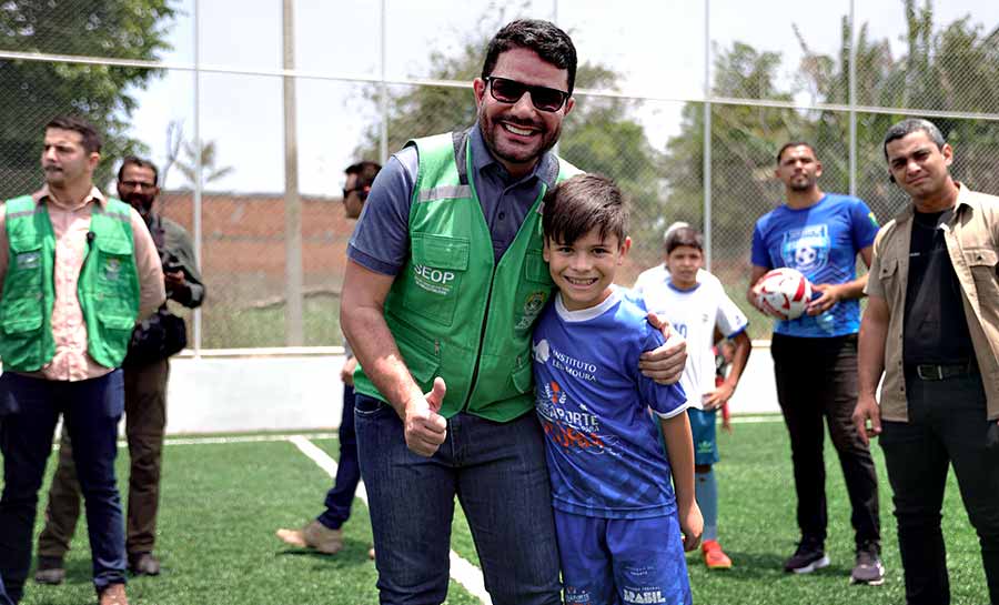 Governador Gladson Camelí reinaugura quadra esportiva e anuncia investimentos em infraestrutura em Senador Guiomard