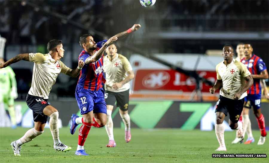 Com arbitragem polêmica e gol contra bizarro, Vasco vence Bahia