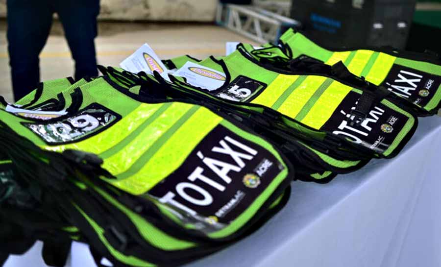 Governador Gladson Camelí entrega 224 CNHs e 40 coletes em Sena Madureira