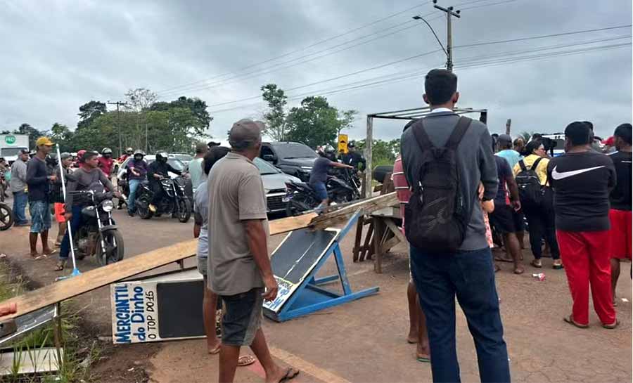 Moradores fecham trecho de rodovia em protesto por falta de manutenções em ramais no AC