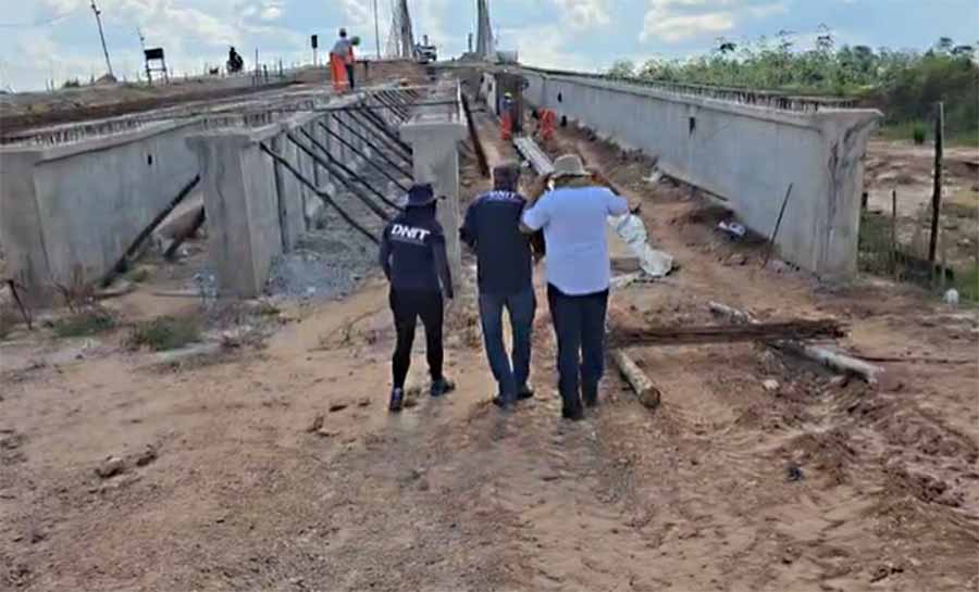 Ricardo Araújo leva Gabinete e engenheiros em fiscalização de obras na BR - 364 e “afina” equipe para o inverno