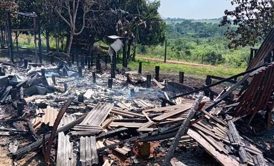 Briga entre irmãos termina com casa incendiada no interior do Acre