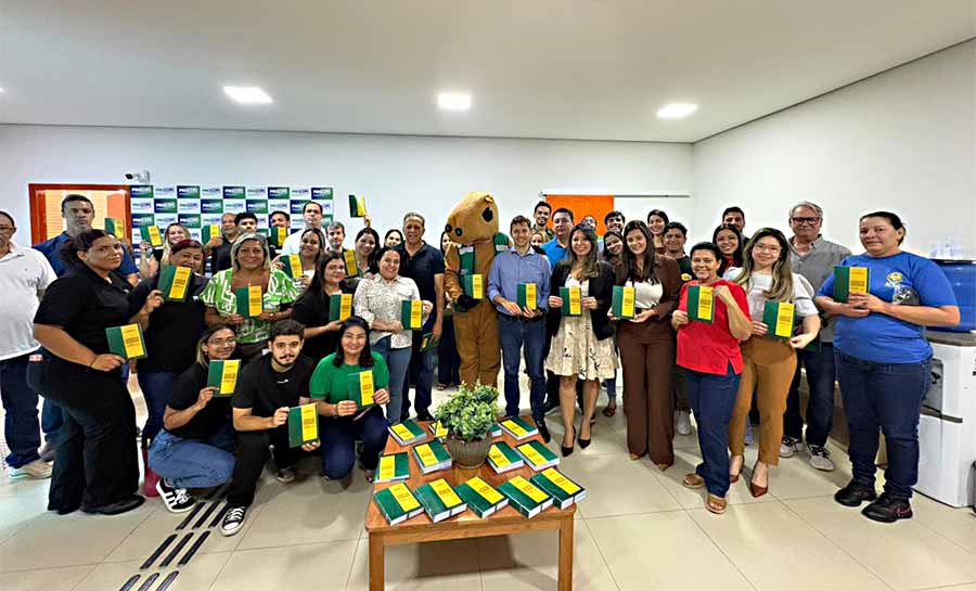 Eduardo Velloso entrega 700 exemplares do Código de Defesa do Consumidor ao Procon e anuncia criação do Procon Móvel