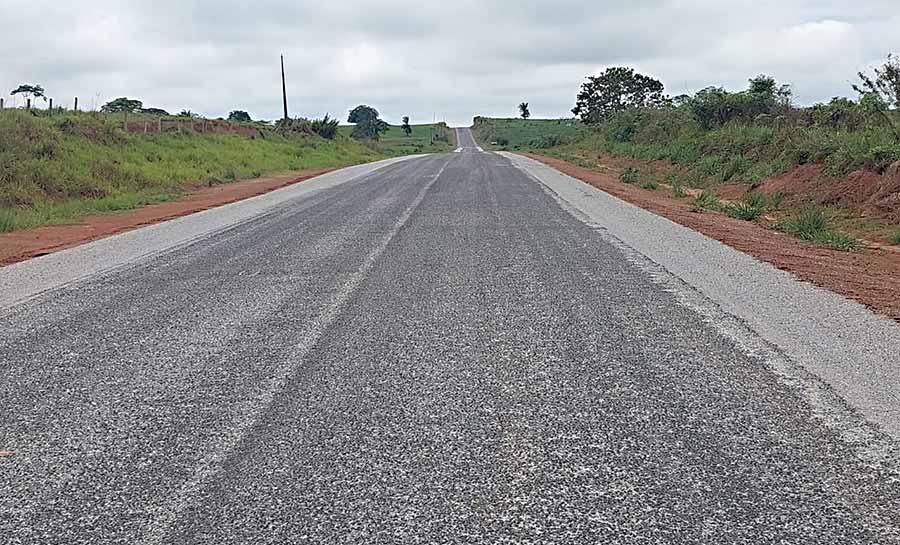 Deracre conclui pavimentação da AC-445 entre Bujari e Porto Acre e inicia sinalização