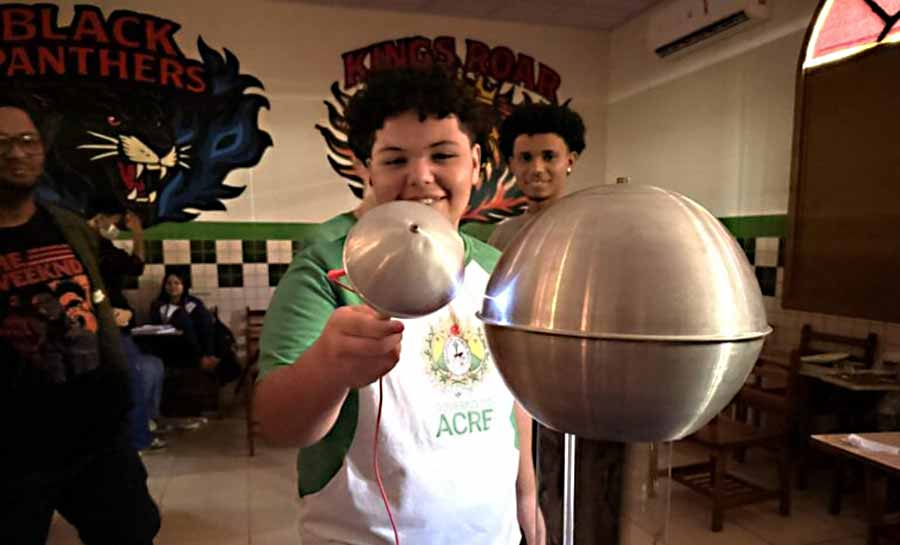 Oficinas de física e química despertam interesse de alunos por ciências na Escola Clícia Gadelha